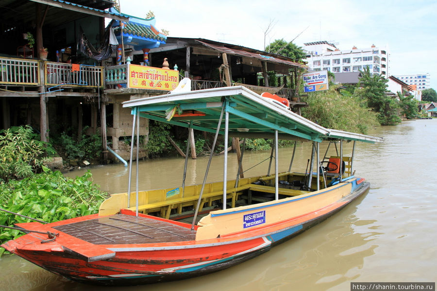 Паром на реке Пасак Аюттхая, Таиланд