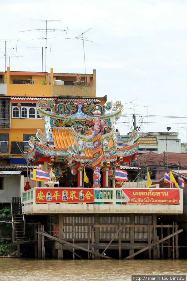 Храм на берегу реки Пасак у паромной пристани Аюттхая, Таиланд