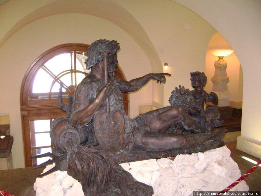 Статуя Нептуна в нижнем фойе дворца Стрельна, Россия