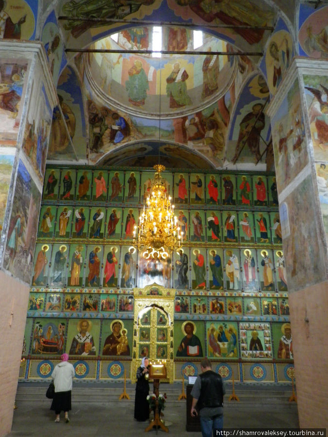 Фрески и иконостас собора Лодейное Поле, Россия