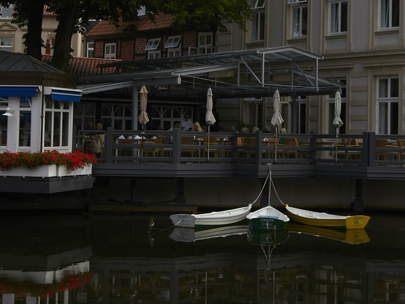 Отель отлично использует заводь перед зданием — лодки тут для декора. Люнебург, Германия