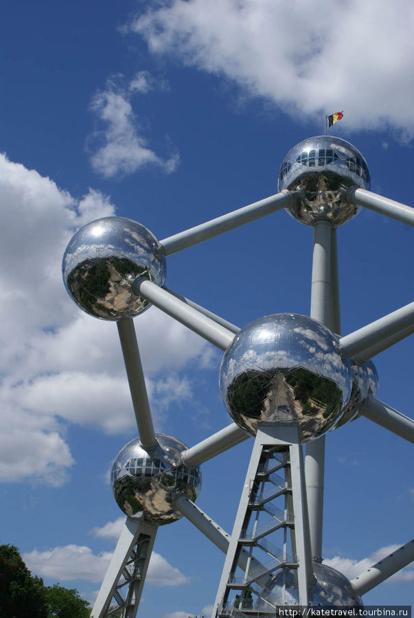 Атомиум – здание в виде гигантского атома, построенное, как и Эйфелева башня, к Международной промышленной выставке и олицетворявшее начало новой эры – эры использования энергии атома Брюссель, Бельгия