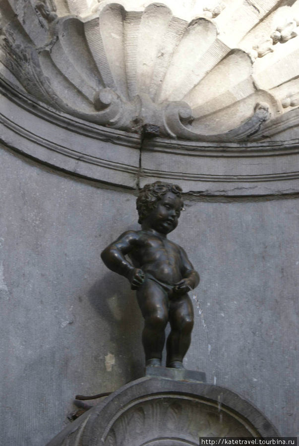Знаменитый Писающий мальчик (Manneken Pis) Брюссель, Бельгия