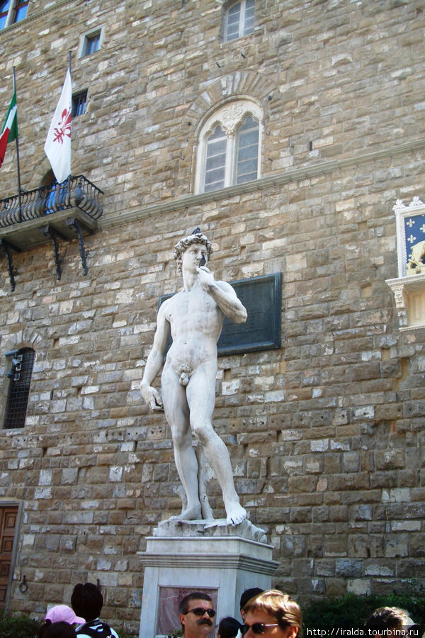 Перед Палаццо Веккио находится ряд скульптур, среди которых знаменитая копия «Давида» работы Микеленджело, заменившая в 1873 году оригинал Флоренция, Италия