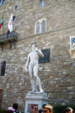 Перед Палаццо Веккио находится ряд скульптур, среди которых знаменитая копия «Давида» работы Микеленджело, заменившая в 1873 году оригинал