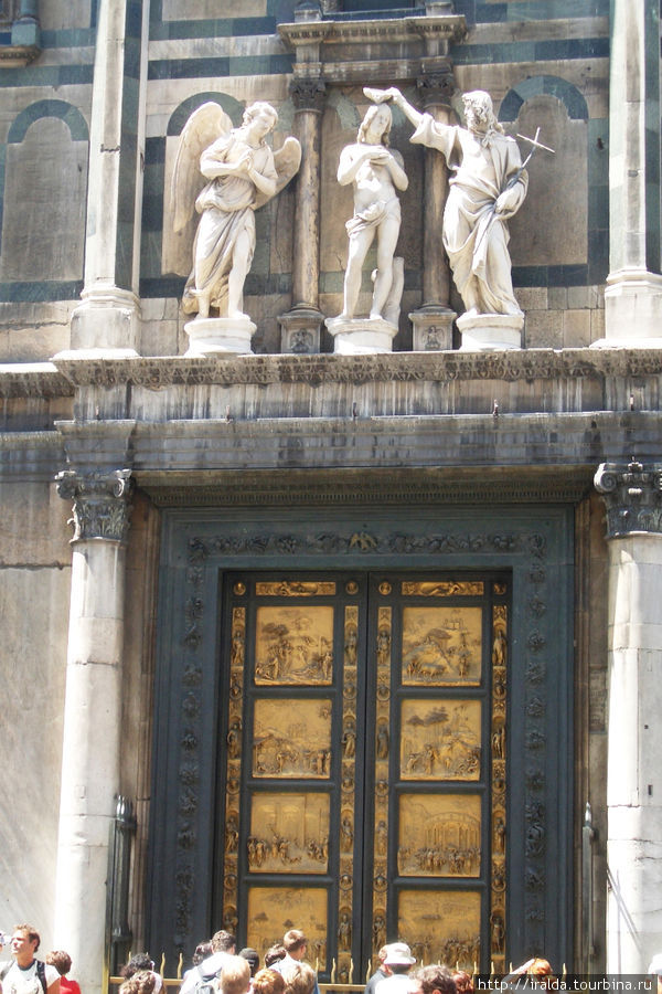 Древний Баптистерий с прекрасными золотыми дверьми — райские золотые врата Микеланджело и Кампанилу Джотто Флоренция, Италия
