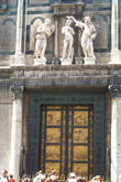 Древний Баптистерий с прекрасными золотыми дверьми — райские золотые врата Микеланджело и Кампанилу Джотто