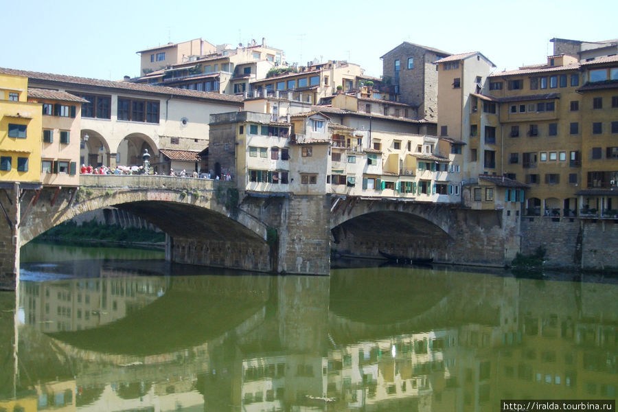 Одна из наиболее известных достопримечательностей древнего города. Мост Понте Веккио  (Старый мост) Флоренция, Италия