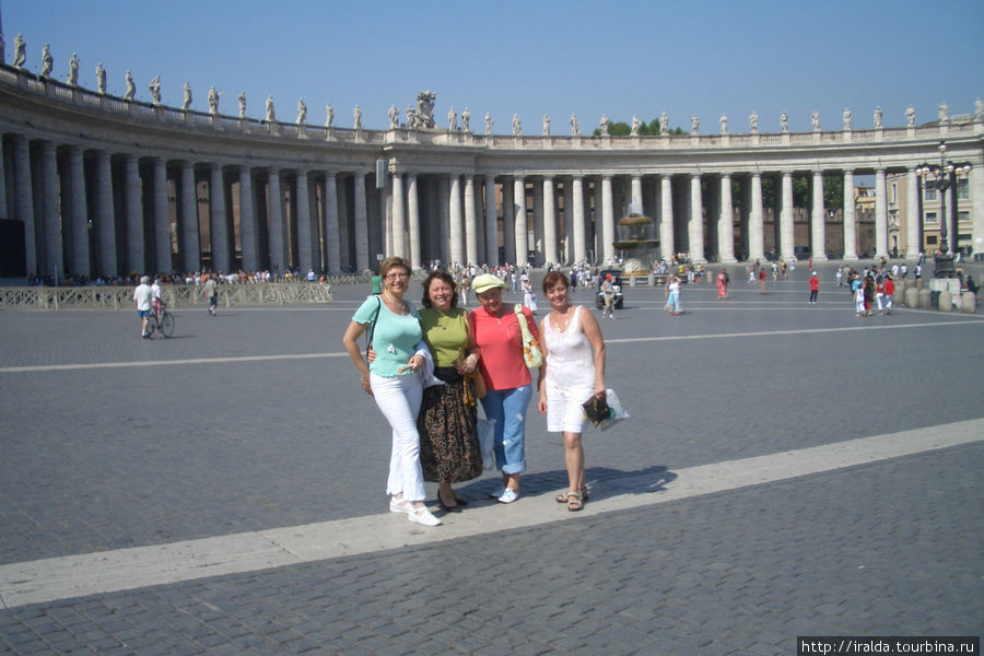 Если посмотреть на полукружья колоннады Бернини, то видится, что площадь окружена не 4, а одним рядом колонн Ватикан (столица), Ватикан
