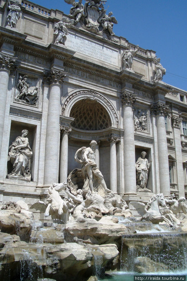 Фонтан трех дорог – фонтан Треви. Это самый красивый и грандиозный из фонтанов эпохи барокко Рим, Италия