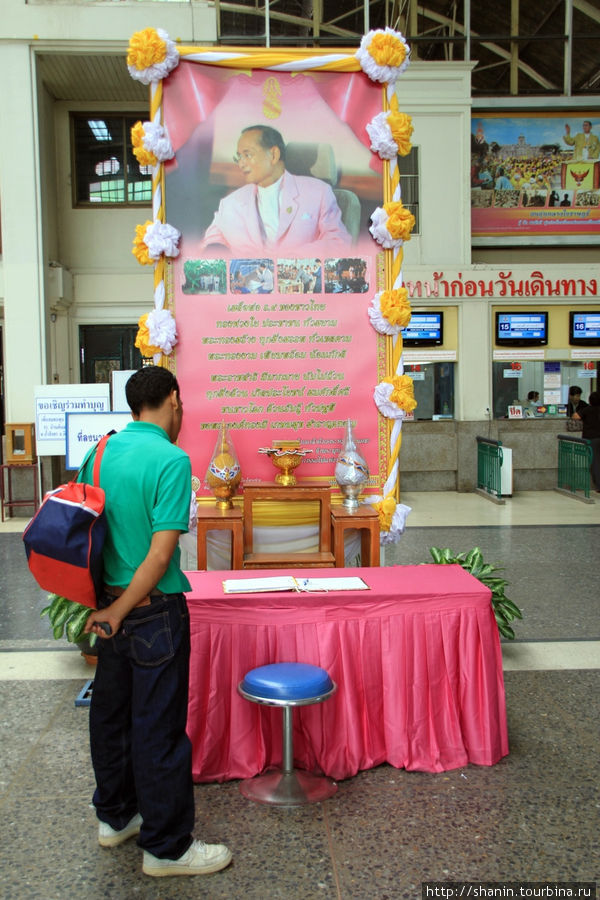 Портрет короля на вокзале Хуалампонг в Бангкоке Бангкок, Таиланд