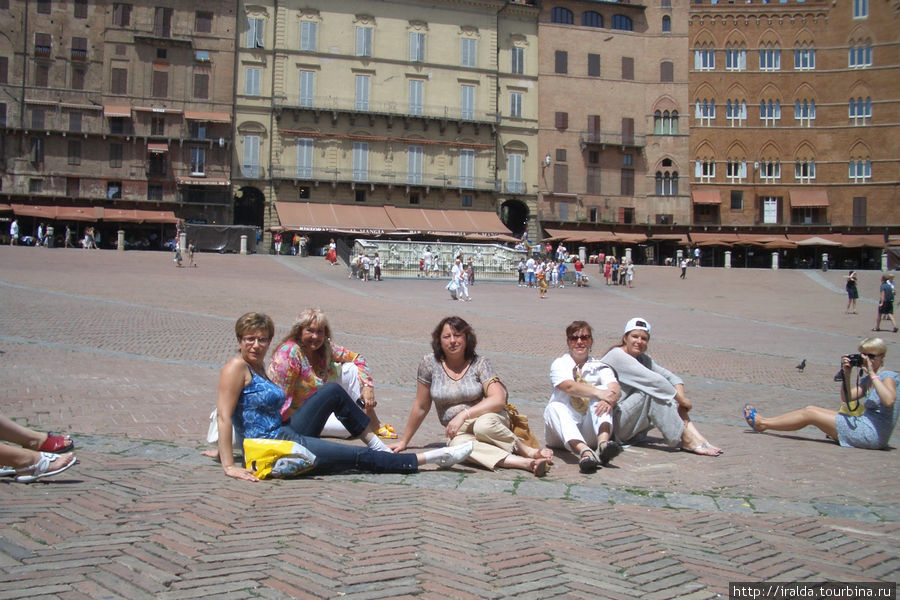Основной достопримечательностью города является архитектурный ансамбль площади Кампо (Piazza del Campo). Ее форма, напоминающая перевернутую раковину, считается уникальной Сиена, Италия
