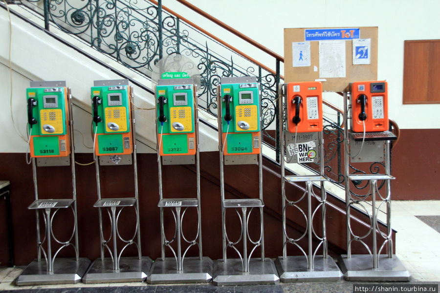 На вокзале Хуалампонг в Бангкоке есть телефоны-автоматы Бангкок, Таиланд