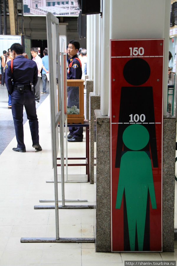 На вокзале Хуалампонг в Бангкоке — шкала для измерения роста детей Бангкок, Таиланд