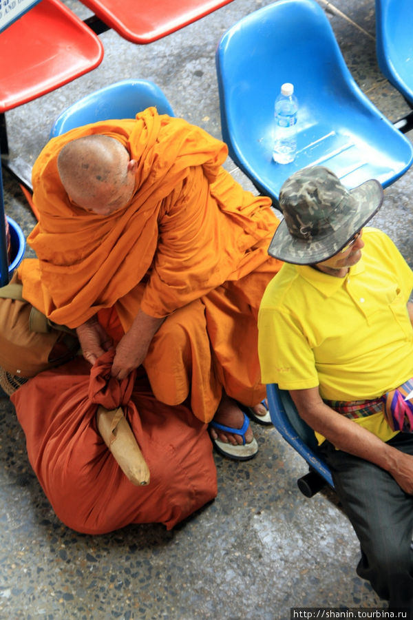 Монах в ожидании поезда Бангкок, Таиланд