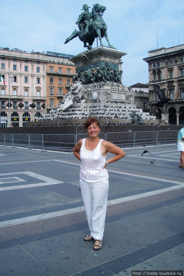 Памятник Витторио Эммануэлю в центре Милана на пьяцца дель Дуомо Милан, Италия
