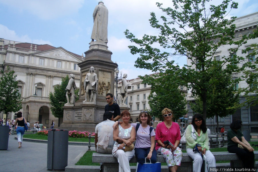 Памятник Леонарду да Винчи на пьяцца дела Скала Милан, Италия