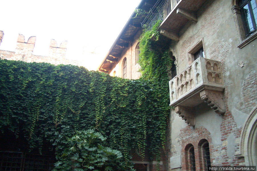 Все туристы, приезжающие в Верону, неизменно попадают в сказку о Ромео и Джульетте – именно здесь разворачивались события романтической трагедии Шекспира. Подходим к балкончику Джульетты Верона, Италия