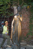 Во дворе установлена статуя Коза ди Джульетта