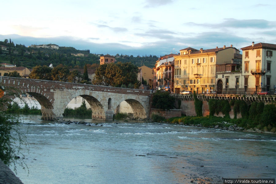 Находясь на набережной, видим мост, который строился еще в 1 веке до нашей эры Верона, Италия