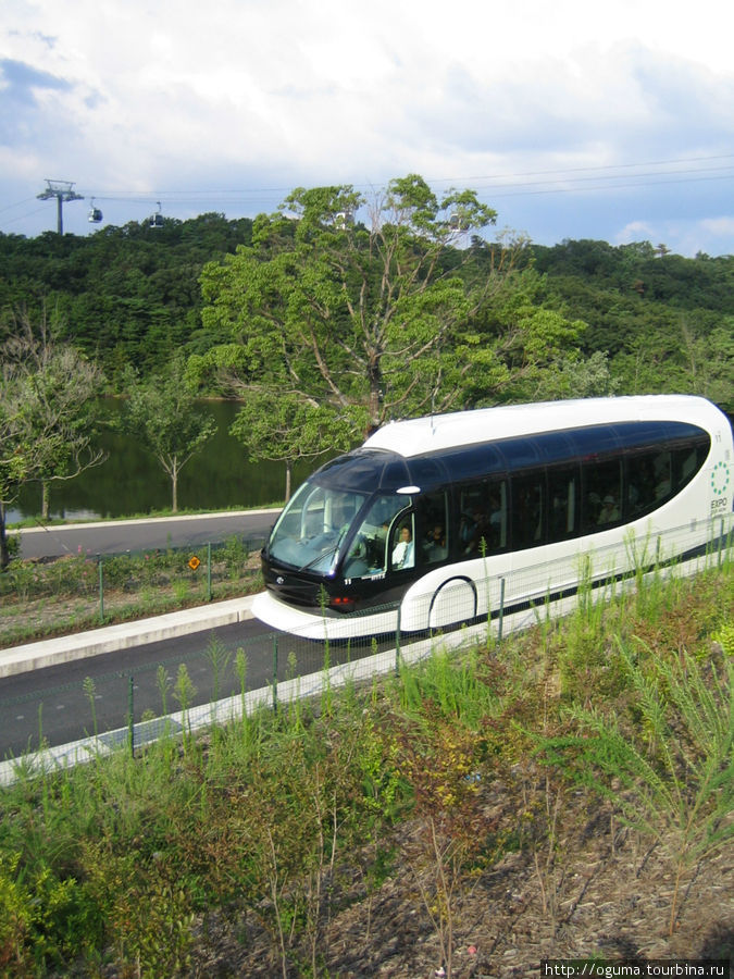 Гордость выставки — автобусы без водителя Префектура Аити, Япония