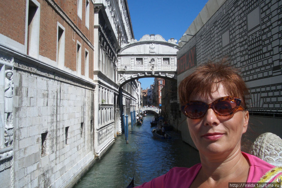 Мост Вздохов (Ponte dei Sospiri), крытый сверху и состоящий из двух узких разделенных друг от друга проходов Венеция, Италия