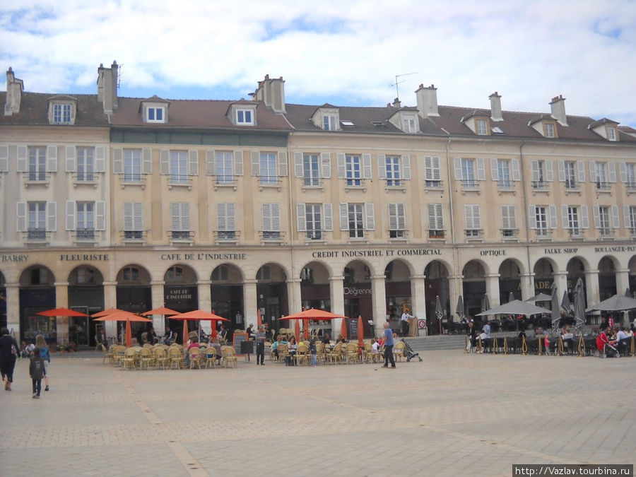 Аркады дали название площади Сен-Жермен-ан-Ле, Франция