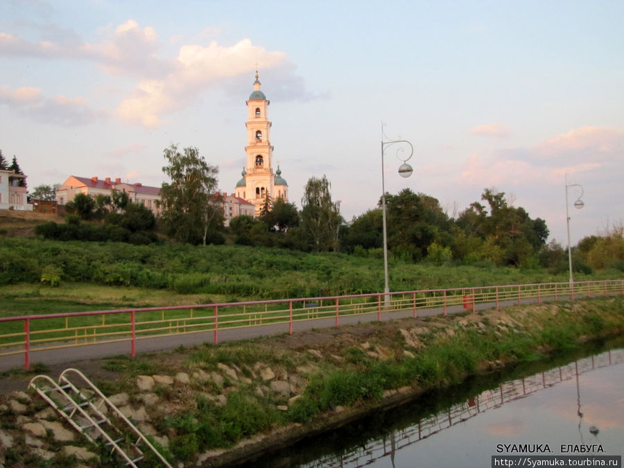 Вид на Набережную улицу и на колокольню Спасского собора от прудов. Елабуга, Россия