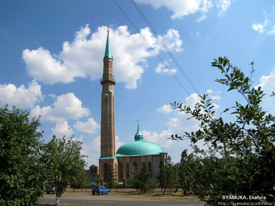 Соборная мечеть «Жамиг». Купол высотой 15 м и диаметром 18 м выполнен из металлического каркаса и покрыт оцинкованным железом. С северо-западной стороны к основному залу примыкает пятидесятиметровый минарет. Елабуга, Россия