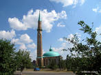 Соборная мечеть «Жамиг». Купол высотой 15 м и диаметром 18 м выполнен из металлического каркаса и покрыт оцинкованным железом. С северо-западной стороны к основному залу примыкает пятидесятиметровый минарет.