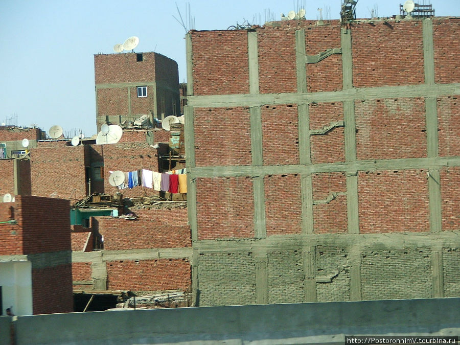 Дома строят постепенно: прибавление в семействе — надстраивают новый этаж. Выглядит грубо, зато как практично! Каир, Египет