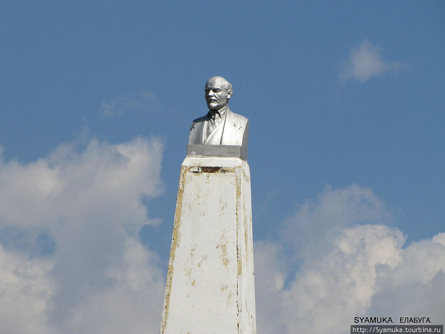 Памятник был поставлен в 1925 году. Елабуга, Россия