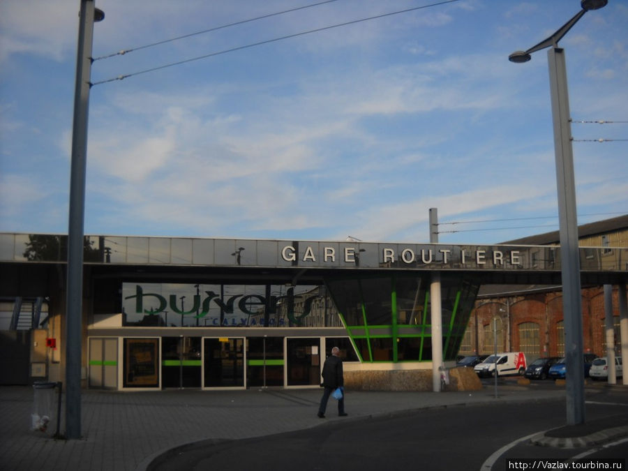 Главный фасад автовокзала Кан, Франция