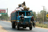 Камбоджийские грузовики сразу узнаются, они какие-то фанерные и без стёкол. Иногда встречаются вообще без кабины, но так всё же удобнее, на кабину можно ещё рабочих нагрузить.