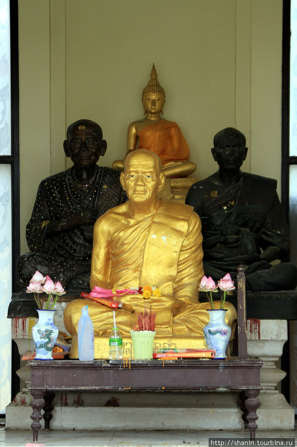 Золотая статуя монаха Аюттхая, Таиланд