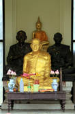Золотая статуя монаха