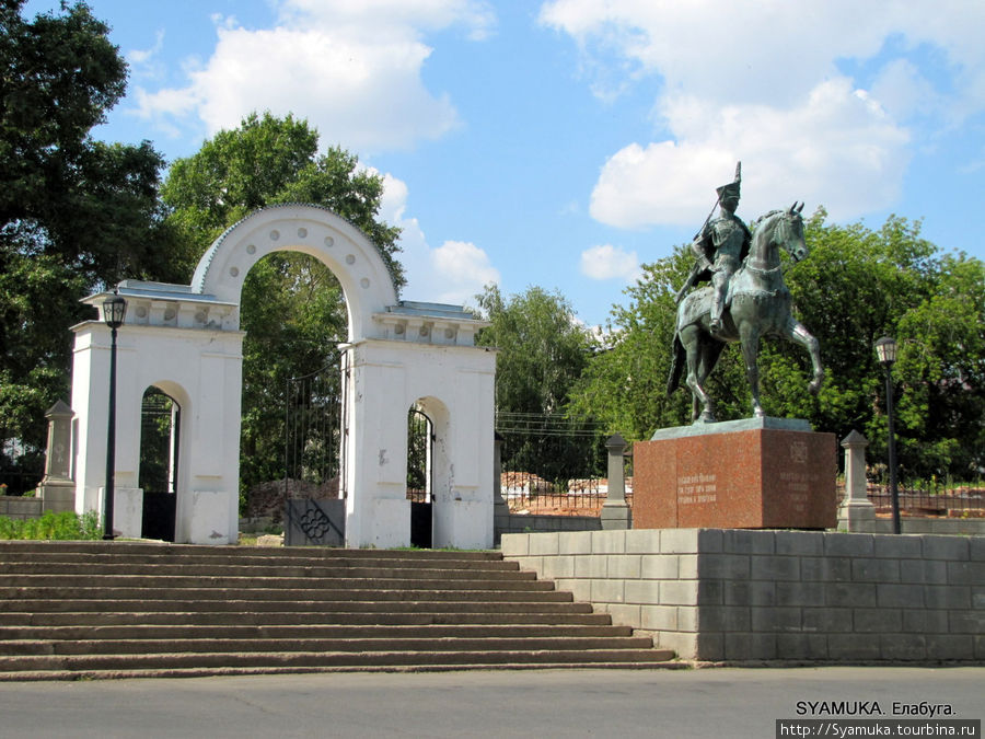 Памятник Н. А. Дуровой. Елабуга, Россия