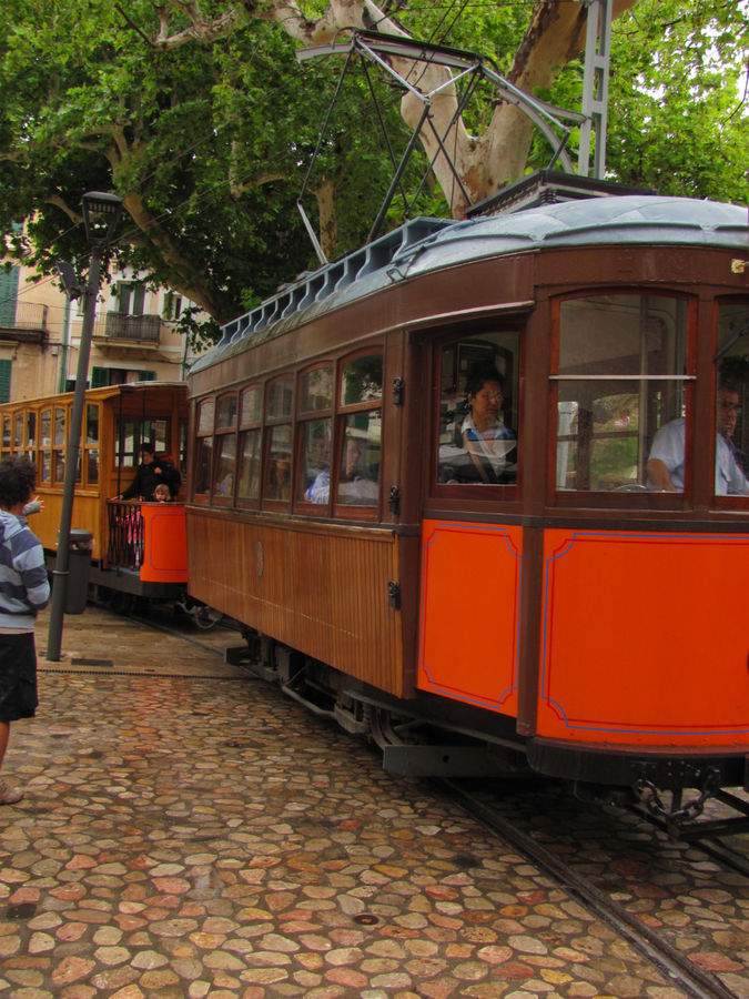 Трамвайки в городе очень симпатичные. Сольер, остров Майорка, Испания