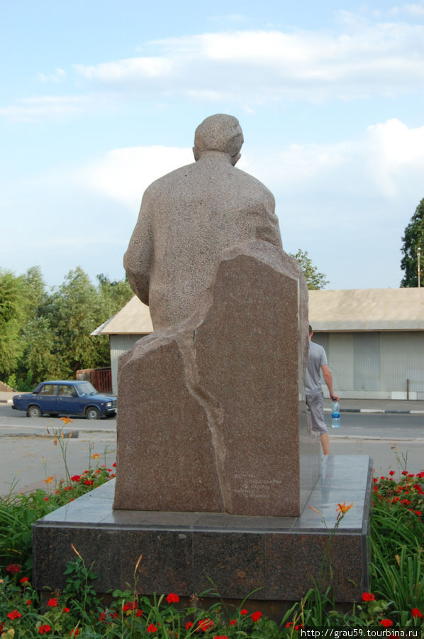 Памятник К.А.Федину Саратов, Россия