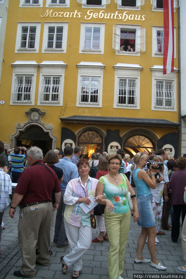 Перед нами дом в стиле рококо, где родился Моцарт Зальцбург, Австрия