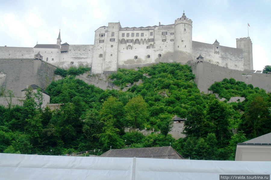 Своим названием город обязан крепости Salzachburg, находившейся на горе Nonnberg Зальцбург, Австрия