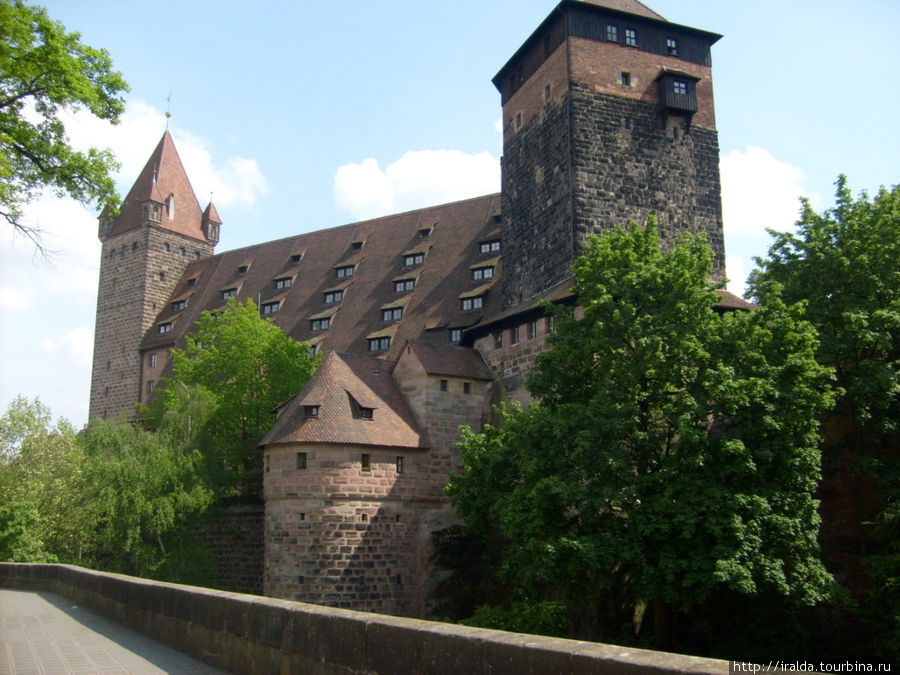 На северной стороне старого города возвышается могущественный замок Нюрнберга Нюрнберг, Германия