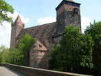 На северной стороне старого города возвышается могущественный замок Нюрнберга