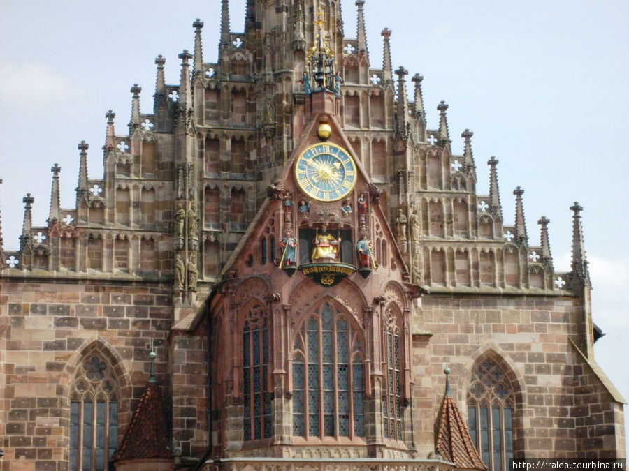 церковь Frauenkirche. Известна эта церковь своим алтарем изготовленным в 1440 году и одним из интереснейших произведений Нюрнберга — часами с т.н. Maennleinlaufen (1509г.): каждый день в 12.00 выглядывают и перебегают семь курфюрстов кайзера Карла IV в память об освобождении золотого быка в 1356 году Нюрнберг, Германия