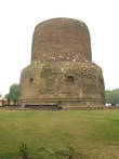 А за храмом установлена ступа в память о первой проповеди Будды после достижения Нирваны. Раньше это был храм с терассой