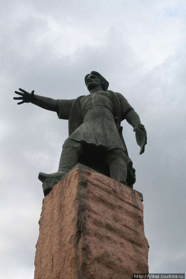 Понамарь дубенский. Памятник Андрею Дубенскому в Красноярске. Памятник основателю Красноярска Андрею Дубенскому. Памятник Дубенскому в Красноярске. Памятник Воеводе Андрею Дубенскому.