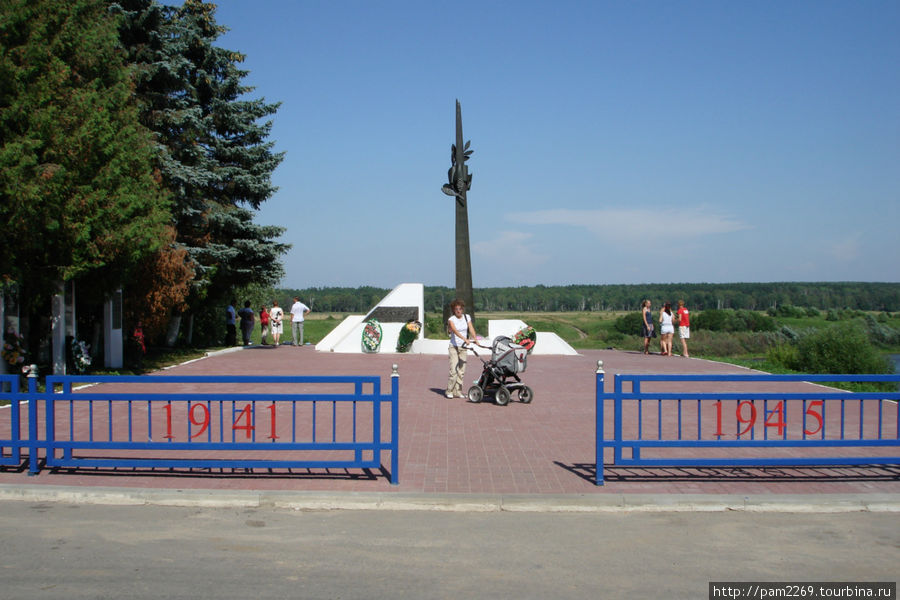 памятник ВОВ на берегу Оки Таруса, Россия