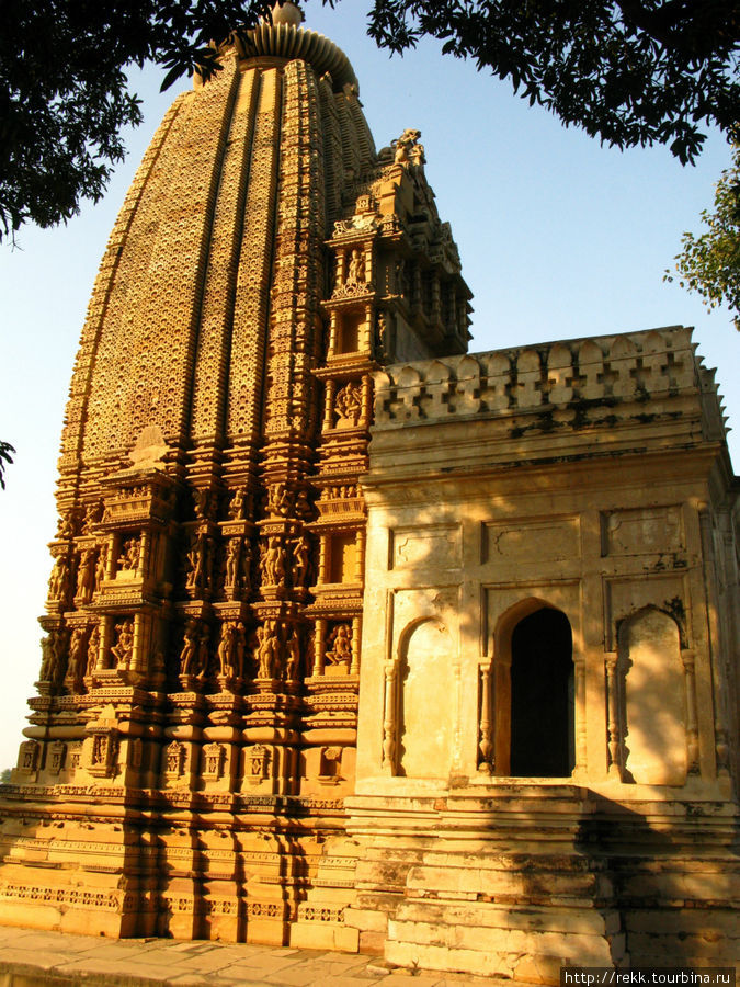 Форма храмов типична для юго-восточной Азии того периода. Индия находится в Южной Азии, но взаимное влияние культур очень сильно Каджурахо, Индия