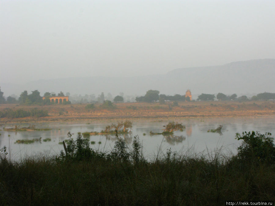 На другой стороне реки — охотничий домик махарадж Каджурахо, Индия