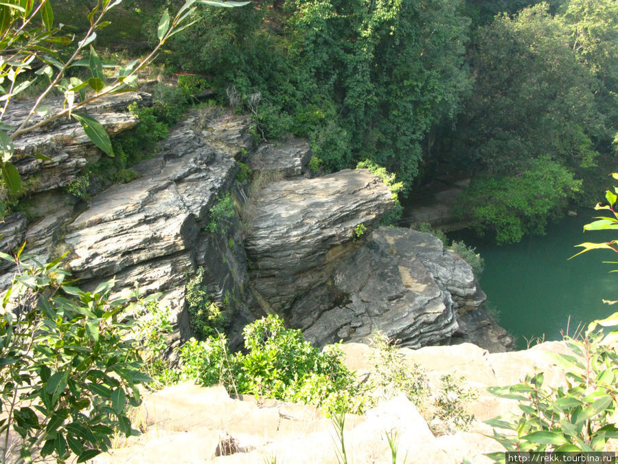 Теоретически в сезон дождей это водопад, а зимой это ручеек Каджурахо, Индия